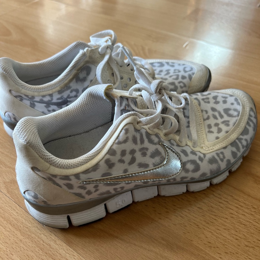 Nike Leopard Print Athletic Sneakers in White & Light Gray - Picture 4 of 8